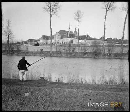 Pêcheur sur une rive de la Meurthe (Art-sur-Meurthe)